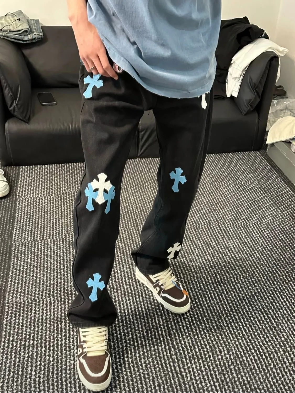 P186 ☞CHROME HEARTS✘Cro Heart Overseas Edition 24ss🔥New Heavy Industry Washed Embroidered American Retro Workwear Washed Jeans Loose fit with perfect details Washed denim fabric is wear-resistant and stain-resistant Three-dimensional cutting loose fit Imported machine printing will not crack and fall off after repeated washing Same style for men and women Couples Color: Denim blue Size: M-2XL Pants length Waist Hips M 96 76 106 L 97 80 110 XL 98 84 114 2XL 100 88 118
